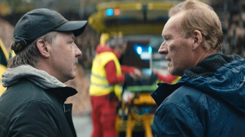 Wisting (Sven Nordin, re.) und Hammer (Mads Ousdal, li.) müssen verhindern, dass der entflohene Serienmörder untertaucht. – Bild: ARD Degeto/​Wisting Sesong 2 (Cinenord)/​NENT/​Repro