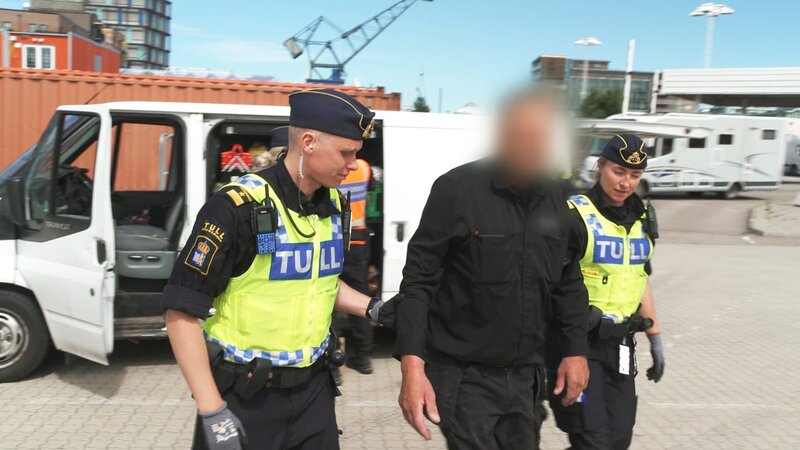 Die Grenzpolizei führt den Mann ab. – Bild: Discovery+