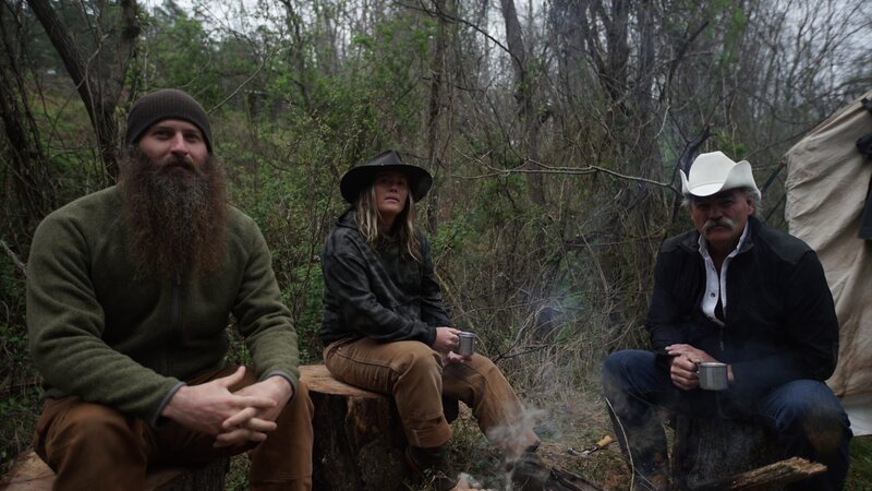 L-R: Matt, Misty and Marty Raney sit outside of their tent. – Bild: Discovery Communications
