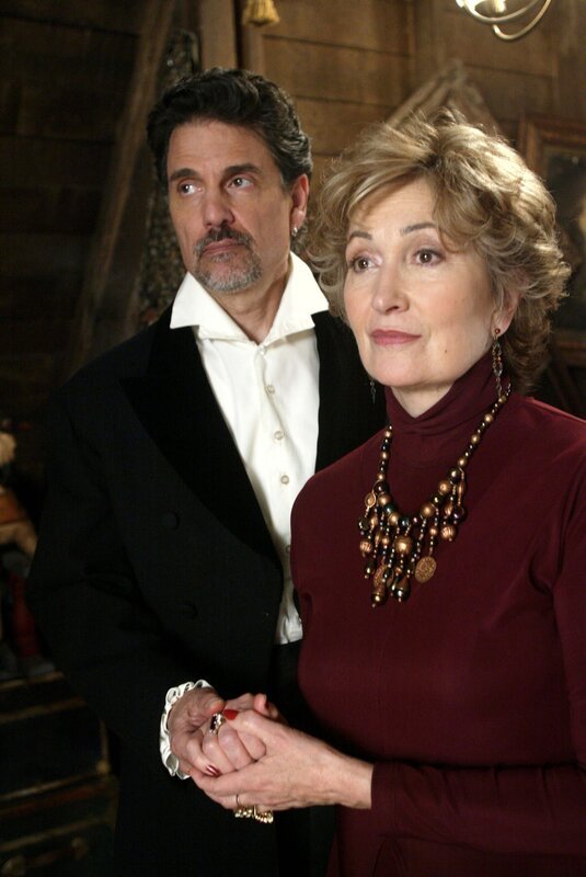 Waren vor langer Zeit ein Liebespaar: Necromancer (Chris Sarandon, l.) und  Penny ‚Grams‘ Halliwell (Jennifer Rhodes, r.) … – Bild: Paramount Pictures Lizenzbild frei Waren vor langer Zeit ein Liebespaar: Necromancer (Chris Sarandon, l.) und  Penny ‚Grams‘ Halliwell (Jennifer Rhodes, r.) … – Bild: Paramount Pictures Lizenzbild frei