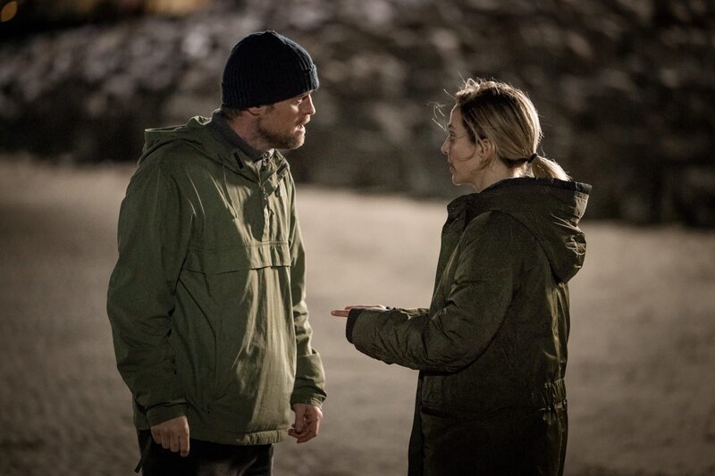 Sean Meredith (Jonas Armstrong, l.); Lisa Armstrong (Morven Christie, r.) – Bild: ZDF und Ben Blackall.
