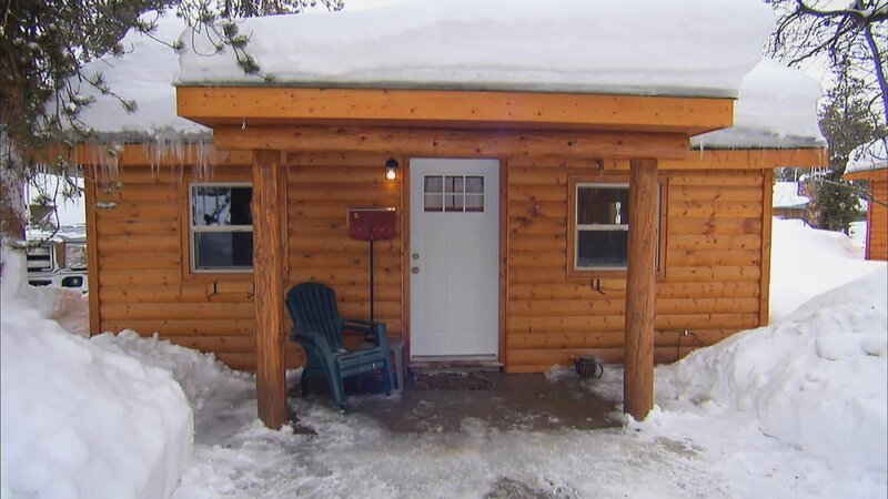 Die 21-jährige Heather hat große Träume für ihr kleines Haus in Steamboat Springs in Colorado. Bisher hat Heather, die Wintersport und Mode liebt, bei ihrer Tante gewohnt, doch ein Camping-Sommer in Alaska hat ihr gezeigt, dass weniger mehr ist. Deshalb will sie ihr eigenes Tiny House im schicken Landhausstil kaufen. Ihre Mutter unterstützt sie bei der Suche und behält das Budget im Blick. Heather will ein Holzhaus mit modernem Twist und verschiedenen Farben. Außerdem soll das Häuschen eine schöne Aussicht, viele Fenster und einen heimeligen Kamin für kalte Wintertage haben. Mit 125.000 Dollar wird es nicht leicht, ein Eigenheim im begehrten Steamboat Springs zu finden. – Bild: HGTV