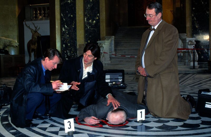 Böck (Heinz Weixelbraun, l.), Moser (Tobias Moretti, M.) und Gerichtsmediziner Dr. Graf (Gerhard Zemann, r.) rätseln, ob es sich hier um einen Selbstmord oder um einen Mord handelt … – Bild: SAT.1 /​ Ali Schafler