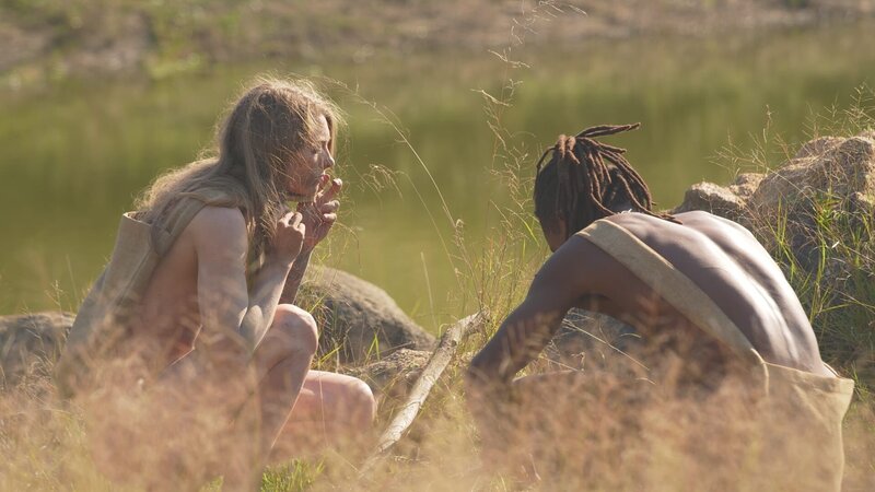 Marlin Sims and Erin Heim huddle near their water source. – Bild: Warner Bros. Discovery, Inc. or its subsidiaries and affiliates