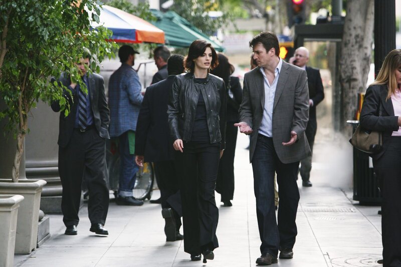 Ein Schönheitschirurg wird ermordet in seinem falsch geparkten Auto aufgefunden. Ein neuer Fall für Kate Beckett (Stana Katic, l.) und Richard Castle (Nathan Fillion, r.). – Bild: ABC Studios Lizenzbild frei