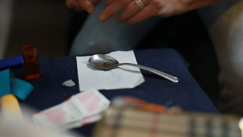 Alaska, USA: Crack being prepared for injection. – Bild: National Geographic Channels Alaska, USA: Crack being prepared for injection. – Bild: National Geographic Channels