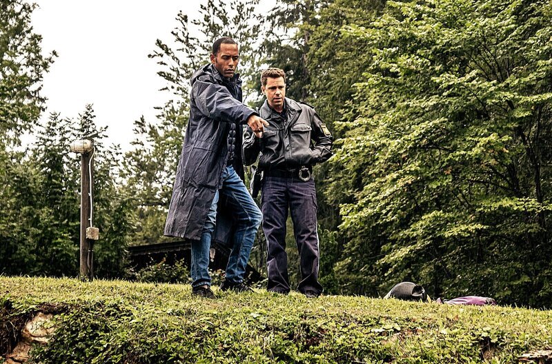 Jerry (Peter marton, l.) und Max (Nepo Fitz, r.) suchen das Handy der Ermordeten. – Bild: ARD/​Lucky Bird Pictures/​Raymond Roemke