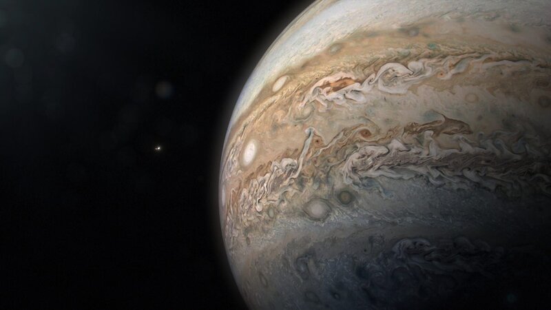 Neun Raumfahrzeuge haben den Jupiter bisher besucht. Sieben von ihnen sind direkt an ihm vorbeigeflogen, zwei sind geblieben, um ihn zu erforschen. Galileo hat acht Jahre am Jupiter verbracht, und die Juno-Mission der NASA ist heute noch dort. – Bild: ZDF und NASA/​JPL-Caltech/​SwRI/​MSSS/​Kevin M. Gill