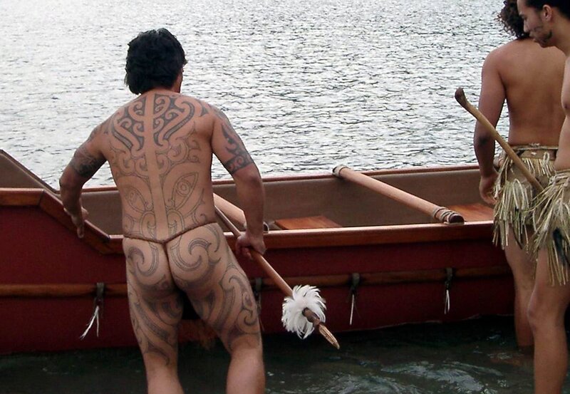 Eine Tradition der Maoris ist wieder gesellschaftsfähig: das Ganzkörpertatoo. – Bild: NDR/​Robert Hetkämper