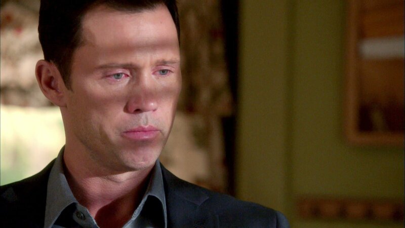 Michael (Jeffrey Donovan) trauert um seinen Bruder, der beim letzten Einsatz kaltblütig ermordet wurde. – Bild: VOX