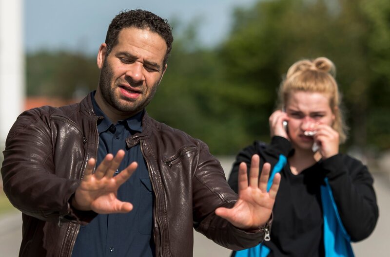 Kann Matteo (Mike Adler, l.) die verletzte Boxerin Lara Thiele (Bineta Hansen, r.), von einer Untersuchung mit seinen „Wunderhänden“ überzeugen? – Bild: ARD/​Jens Ulrich Koch