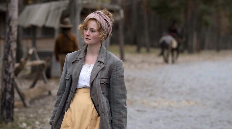 Annie (Lea van Acken) macht sich Sorgen um ihre Zukunft. – Bild: ARD Degeto Film/​Lieblingsfilm Produkion GmbH/​Martin Rattini