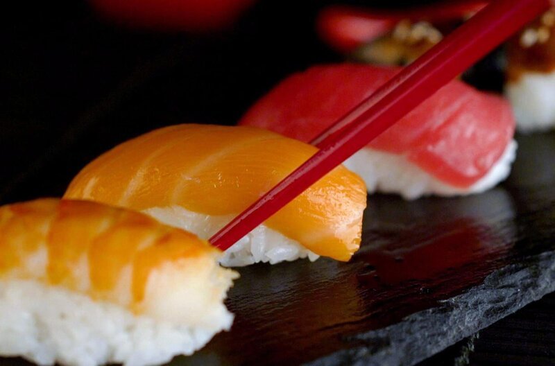 Sushi mit Lachs, eines der beliebtesten japanischen Gerichte: Dabei gibt es Sushi in seiner heutigen Form erst seit dem 19. Jahrhundert. – Bild: Elephant Doc