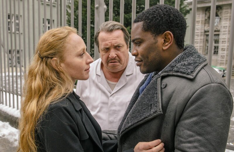 Zita (Brigitte Hobmeier,l.), Alpha (Tony Harrisson Mpoudja, r.) und Franz (Andreas Giebel, m.) – Bild: PLURIMEDIA (BR / 2012 die film gmbh / Hendrik Heiden) Zita (Brigitte Hobmeier,l.), Alpha (Tony Harrisson Mpoudja, r.) und Franz (Andreas Giebel, m.) – Bild: PLURIMEDIA (BR / 2012 die film gmbh / Hendrik Heiden)