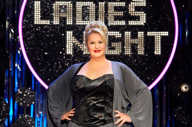 Daphne de Luxe führt durch den Abend. – Bild: WDR/​Melanie Grande