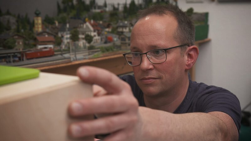 Carsten aus Herford integriert einen Fernsehraum für die Formel 1. – Bild: Warner Bros. Discovery