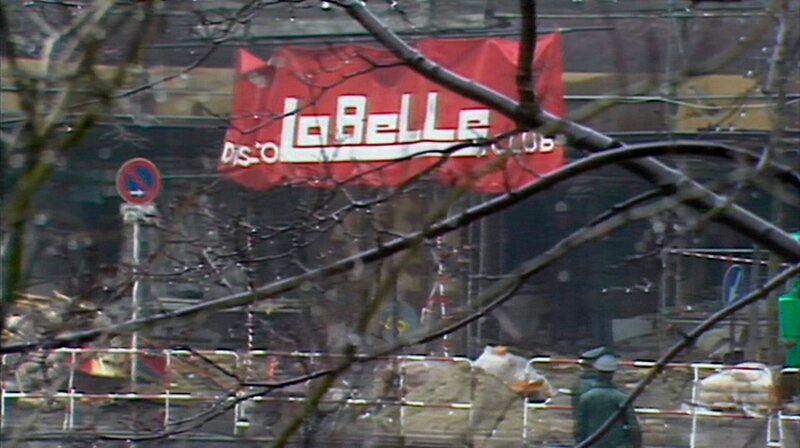 Das Jahr 1986 – in Ost-Berlin kommt der sowjetische Staatschef Michail Gorbatschow zu Besuch, in West-Berlin wird ein Bombenanschlag auf die Diskothek „La Belle“ verübt und auf beiden Seiten der Mauer hat man Angst vor Atomwolke aus Tschernobyl. Eine Berlin-Chronik der Superlative: 40 Folgen, von 1961, dem Jahr des Mauerbaus, bis zum neuen Jahrtausend 1999, zehn Jahre nach dem Mauerfall. – Bombenanschlag auf die Diskothek „La Belle“. – Bild: rbb