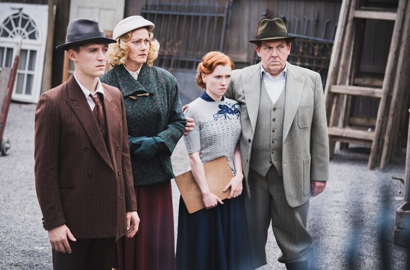 Die Strumms (Jonas Nay, Anna Schudt, Franziska Brandmeier, Dietmar Bär) werden daran erinnert, wie sie sich einem jüdischen Kaufmann gegenüber verhalten haben. – Bild: ZDF und SWR/​FFP New Media GmbH/​Ben Knabe