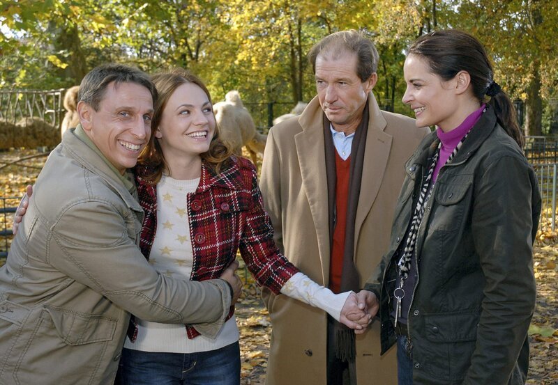 Zurück im Team: Dr. Susanne Mertens (Elisabeth Lanz, rechts), Dr. Fährmann (Michael Lesch, 2. von rechts) und Cheftierpfleger Conny (Thorsten Wolf) begrüßen freudestrahlend Susannes neue und gleichzeitig alte Assistentin Anett (Anna Bertheau). – Bild: BR/​ARD/​Christa Köfer