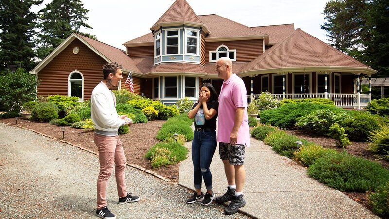 Ein Paar mit zwei Kindern sucht ein neues Zuhause auf Whidbey Island in Washington, nachdem der Familienvater mit einem Rubellos 200.000 Dollar gewann. Mit dem zusätzlichen Geld präsentiert David Bromstad ihnen das Haus ihrer Träume. – Bild: HGTV
