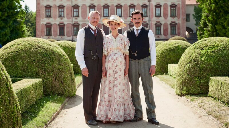Ottilie (Kristin Suckow) muss sich zwischen Alexander Graf zu Castell-Rüdenhausen (Johannes Zirner, li.) und Philipp von Brand zu Neidstein (Hannes Wegener) entscheiden. – Bild: ARD Degeto/​Martin Spelda