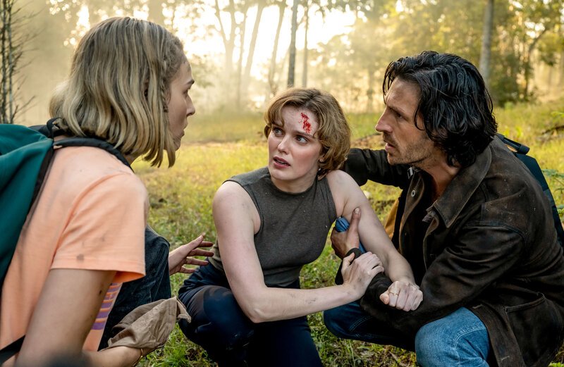 (l-r) Zyra Gorecki as Izzy, Claudia Ware as Maya Schmidt, Eoin Macken as Gavin – Bild: Mark Taylor/​NBC /​ 2023 NBCUniversal Media, LLC