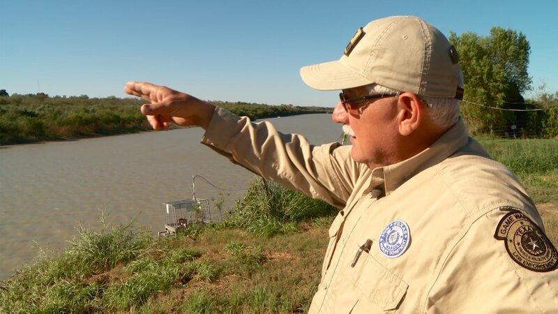 Jesse Garcia pointing out in the distance. – Bild: Animal Planet /​ Discovery Communications