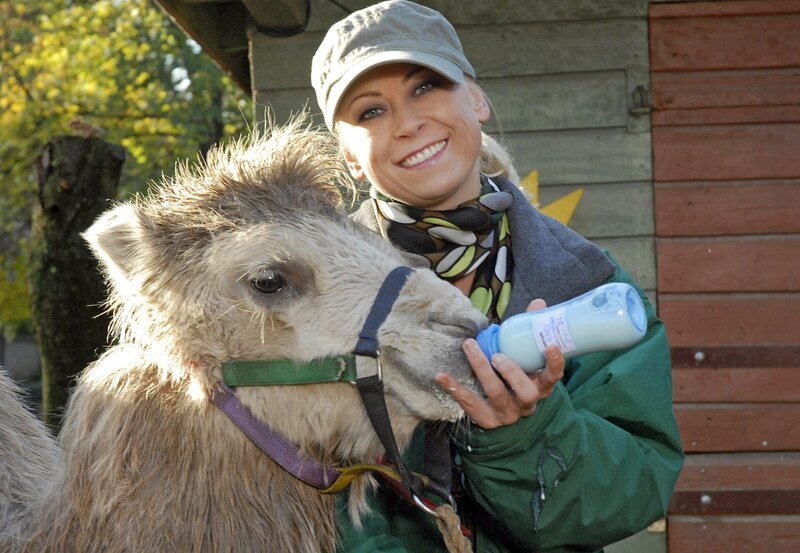 Sichtlich zufrieden hat sich Nicole Sommer (Jenny Elvers-Elbertzhagen) über Susannes Anweisung hinweggesetzt und das Kamelfohlen in den Tierkindergarten gebracht. – Bild: BR/​ARD/​Christa Köfer