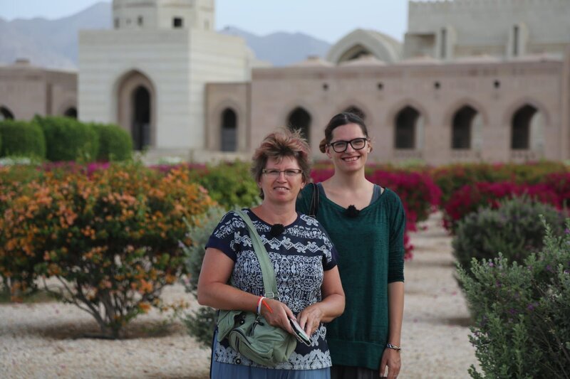 Momo und Patty, Mutter und Tochter, Passagiere auf der Weißen Lady, bei ihrem Ausflug zur Großen Sultan-Qabus-Moschee in Muscat/​Oman. Sie stehen vor der Moschee in dem dazu perfekt angelegten Blumengarten. – Bild: Bewegte Zeiten Filmproduktion GmbH/​BR/​Fabrice Weber
