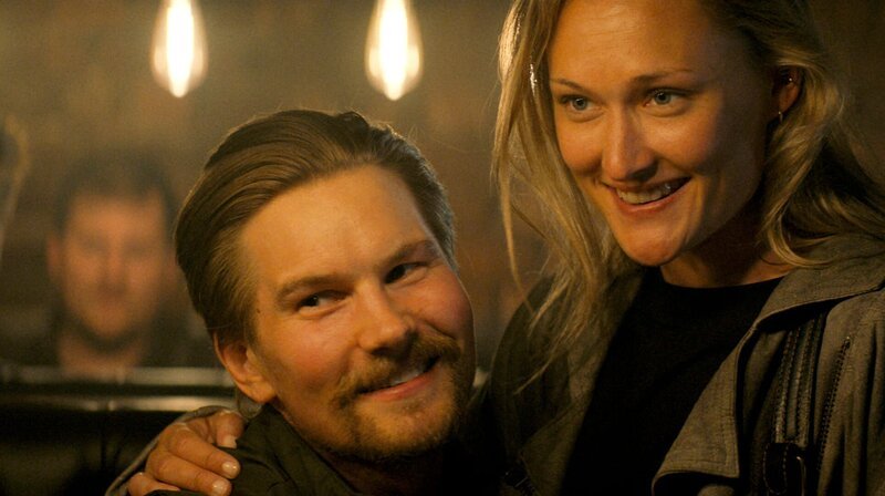 Tommy (Mads Sjørgård Pettersen) hat mehr mit dem Fall zu tun als Line (Thea Green Lundberg) ahnt. – Bild: ARD Degeto/​Wisting Sesong 2 (Cinenord)/​NENT/​Repro