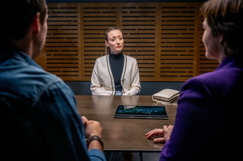 Zoe Hofleitner, die Zwillingsschwester der toten Anna wurde von ihrer Familie ständig mit ihrer Schwester verwechselt. Hatte es der Täter eigentlich auf Zoe abgesehen? Von links: Ben (Daniel Gawlowski), Joe (Katharina Stemberger) und Zoe Hofleitner (Alina Fritsch) – Bild: ZDF und Stefanie Leo