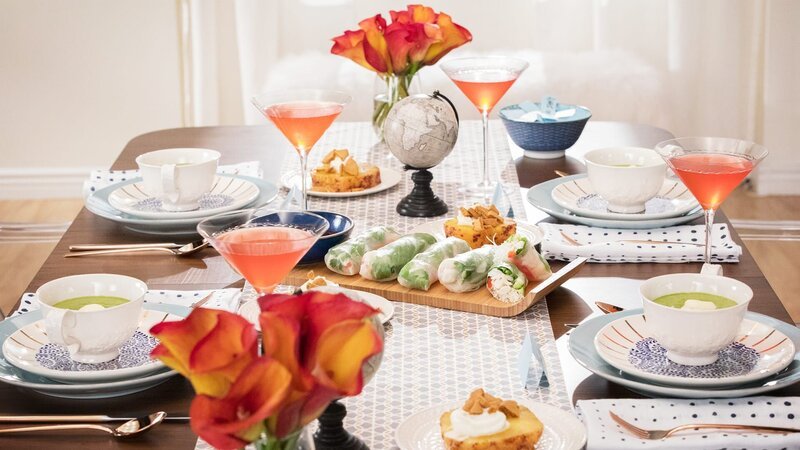 Giada De Laurentiis lädt Freunde zu einer kulinarischen Weltreise ein: Dafür kocht sie gesunde Gerichte aus aller Welt. Passend dazu gibt es italienische Cocktails, Partyspiele und eine Tischdeko, die für Fernweh sorgt. Von Thai-Nudeln bis zu gerösteter Ananas – die Leckereien kennen keine Grenzen! – Bild: HGTV