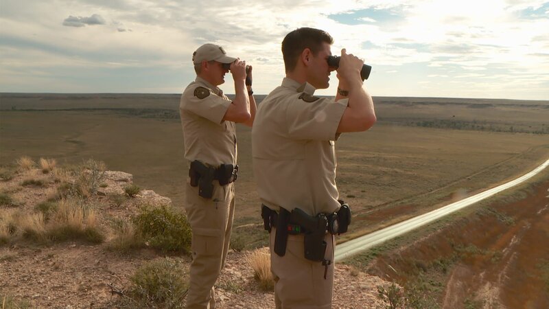 Aaron Sims and Stewart Rogers look through binoculars. – Bild: DMAX