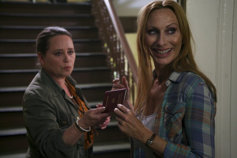 Bellas Wohnung, Margot Weller (Marie Gruber) übergibt Bellas (Andrea Sawatzki) die Reiseunterlagen, Martin (Thomas Sarbacher) und Sebastian (Tobias Oertel) treffen sich im Badezimmer. – Bild: Romance TV (DE) /​ Volker Roloff /​ ZDF