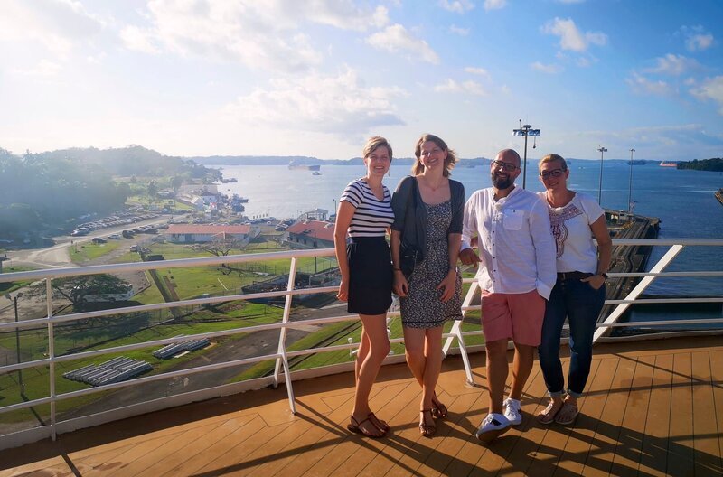 Die Passagiere Kirsten und Maren Häring und René und Iris Claer (von links) während der Fahrt durch den Panamakanal. – Bild: BR/​Bewegte Zeiten Filmproduktion GmbH/​Andrea Woerle