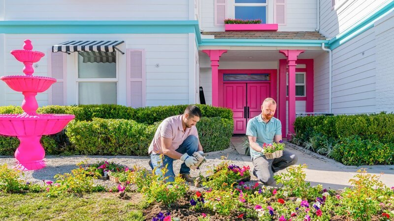 Keith Bynum and Evan Thomas plant flowers in the front yard, as seen on Barbie Dream House Challenge, Season 1. – Bild: Warner Bros. Discovery, Inc.