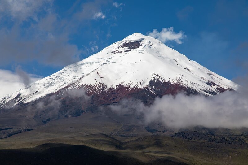 Zahlreiche schneebedeckte Vulkane wie der Cotopaxi umgeben Quito, die Hauptstadt von Ecuador. Was wenige wissen: Sie bilden zugleich die höchsten Punkte der Erde. Vom Erdmittelpunkt gemessen sind sie höher als der Himalaya, da die Erde rund um den Äquator dicker ist. – Bild: Christoph Roeckerath /​ ZDF
