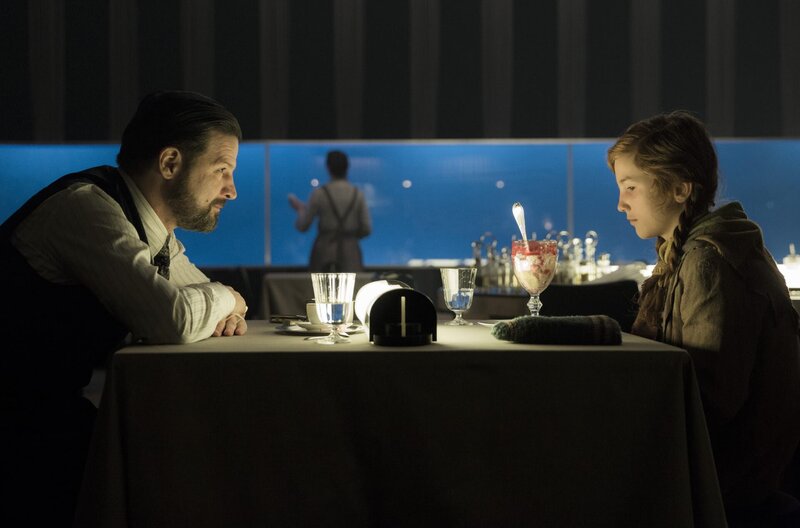 Der Armenier (Mišel Matičević) hat Charlottes Schwester Toni (Irene Böhm) ins Moka Efti eingeladen. – Bild: ARD Degeto/​Beta Film/​BR/​Sky Deutschland/​X-Filme/​Frédéric Batier