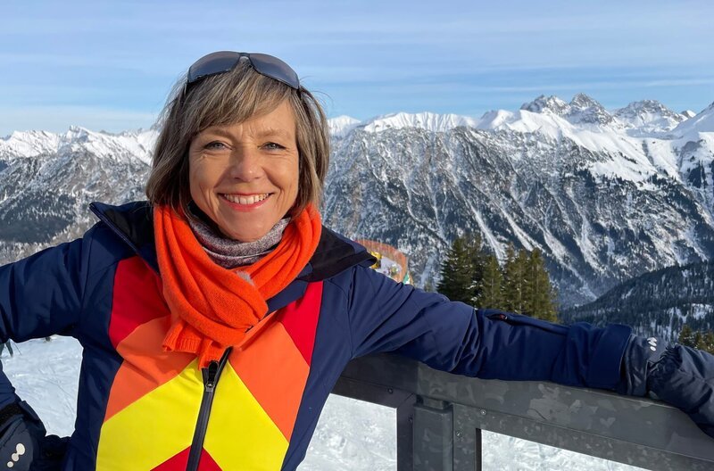 Annette Krause macht Winterurlaub im Allgäu. – Bild: SWR/​Jochen Schmid