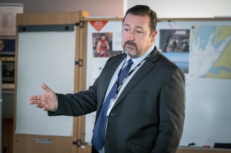 Die Ermittlungen nehmen Fahrt auf, als DI Tony Manning (Dan Ryan) die Ergebnisse der Obduktion verkündet. Doch die Spur zum Täter scheint nicht so eindeutig, wie erhofft. – Bild: ZDF und Jed Knight