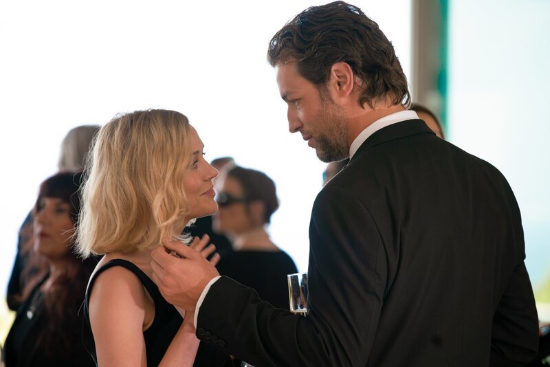Miranda (Elen Rhys) und Max (Julian Looman) spielen ein Ehepaar aus Dortmund, um auf einer Beerdigungsfeier zu ermitteln. – Bild: Giacomo Neri