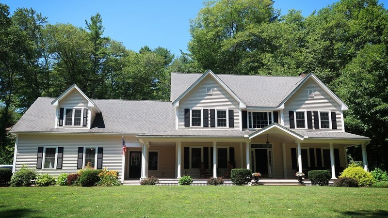 Ein Paar kämpfte, um über die Runden zu kommen. Dann gewannen sie mit einem Rubellos vier Millionen Dollar. Der Gewinn veränderte ihr Leben! David Bromstad sucht für die beiden nach einem Anwesen in Massachusetts mit viel Platz für Paar und Hund. – Bild: HGTV