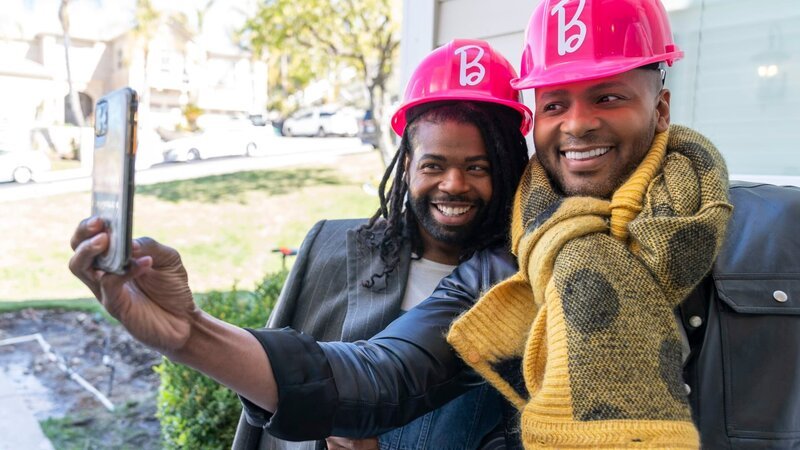 Anthony and Michel take a selfie as they get ready for some demo in the small space that they will transform into Barbie’s Office, as seen on Barbie Dream House Challenge, Season 1. – Bild: Warner Bros. Discovery, Inc.