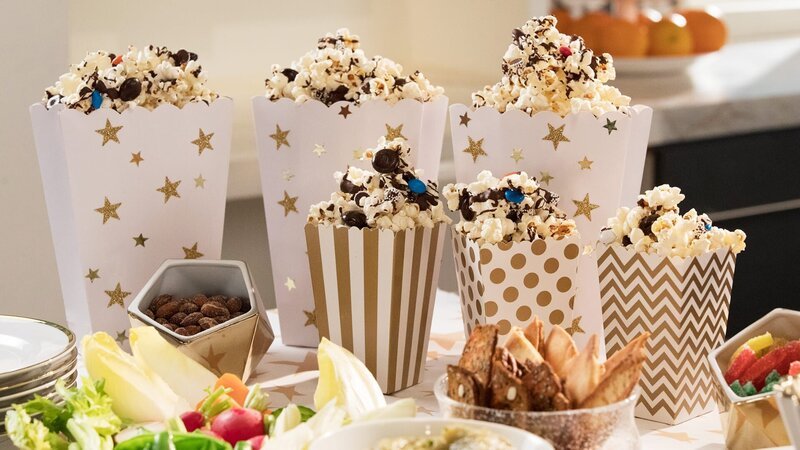 Klappe, die zweite! Nach dem Erfolg ihres ersten Filmfestival-Abends, plant Giada De Laurentiis eine zweite Runde. Jeder Gast dreht einen eigenen Kurzfilm, der bei Fingerfood und Snacks geguckt wird. Neben Deko im Hollywood-Stil gibt es gegrillte Hühnchen-Spieße mit Zitrone und Honig, Auberginen-Dip, Popcorn und italienisch inspirierte Colas. – Bild: HGTV