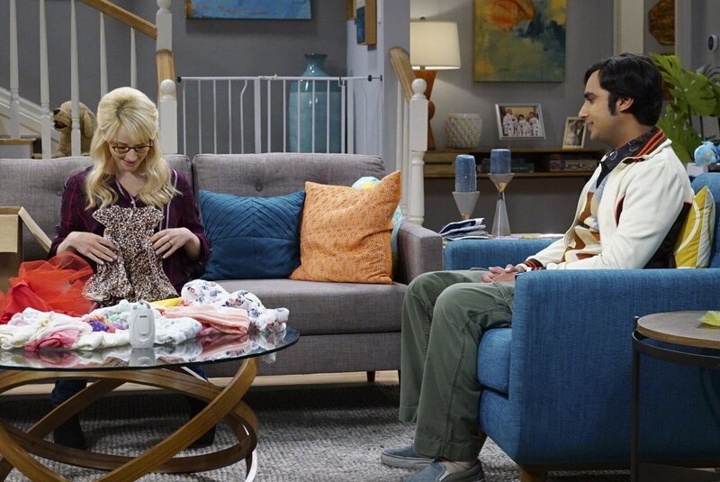 Während Howard mit Sheldon in der Wüste ist, bereiten sich Bernadette (Melissa Rauch, l.) und Raj (Kunal Nayyar, r.) auf deren zweites Kind vor … – Bild: Warner Bros. Television Lizenzbild frei