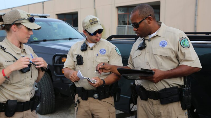 Warden’s Provaznik, Fountain and Chambers debrief. – Bild: Discovery Networks