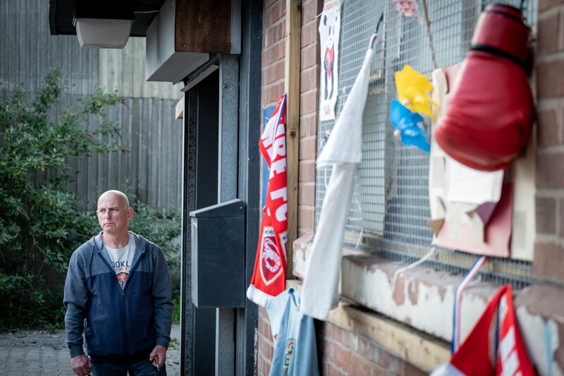 Die Trauer um den jungen Boxer liegt über Vinnie (Gary Lewis) und seinem Boxstudio. Mit der Schließung des Studios will er dem endlich ein Ende bereiten. – Bild: ZDF