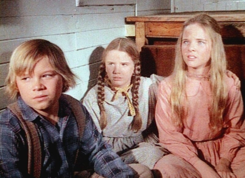 Carl (Brian Part, l.), Mary (Melissa Sue Anderson, M.) und Laura (Melissa Gilbert, r.) bangen in dem führerlosen Waggon um ihr Leben. – Bild: Worldvision Lizenzbild frei