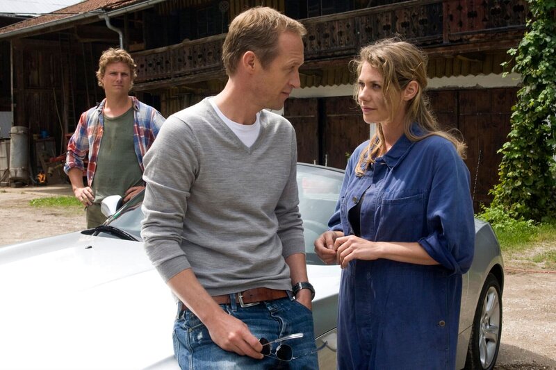 hr-fernsehen UTTA DANELLA – VON KERLEN UND KÜHEN, Spielfilm, Deutschland 2014, Regie: Sibylle Tafel, am Sonntag (28.06.15) um 15:15 Uhr. Ludwig (Leo Reisinger, li.) ist nicht begeistert darüber, dass Georg (Stephan Kampwirth) seine Verlobte Anna (Felicitas Woll) mit dem Sportwagen abholt. – Bild: HR/​Degeto/​Erika Hauri