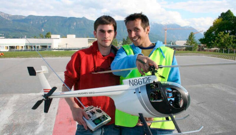 Willi (rechts) mit dem Modellhubschrauberbauer Manuel Heiduczek. – Bild: BR/​megaherz gmbh